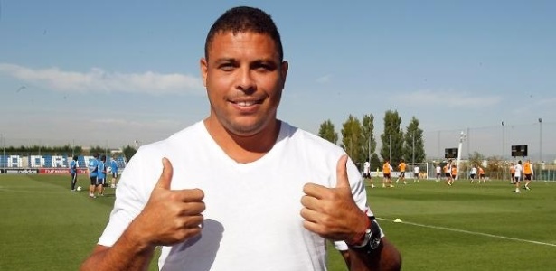 Ronaldo aproveita visita para tirar foto durante treino dos jogadores do Real Madrid