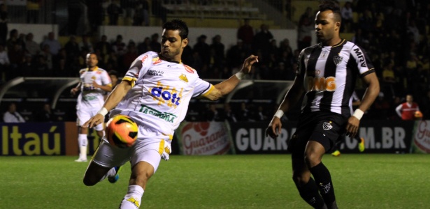 Fernandinho (dir), do Atlético-MG, tenta bloquear lance do Criciúma no empate pelo Brasileirão 