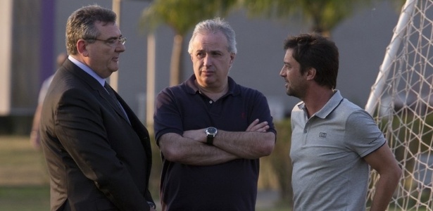 Roberto de Andrade quer cortar gastos da gestão de Gobbi (à esquerda)