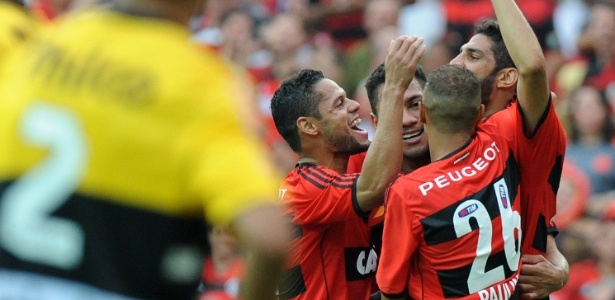 Jogadores do Flamengo comemora o segundo gol na vitória sobre o Criciúma no Maracanã