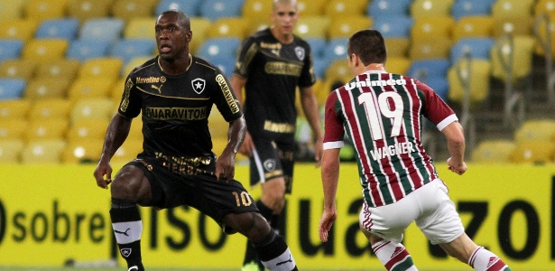 Seedorf tenta driblar Wagner durante clássico entre Botafogo e Fluminense no Maracanã