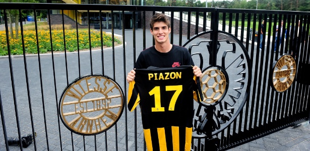 Brasileiro Lucas Piazon exibe camisa do Vitesse após a sua apresentação no time holandês