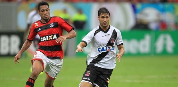 Autor do gol do Flamengo, Hernane observa o domínio do vascaíno Pedro Ken no clássico de Brasília
