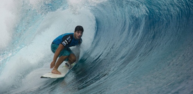 Brasileiro Ricardo dos Santos pega onda no Billabong Pro Surfing de 2012, realizado no Taiti