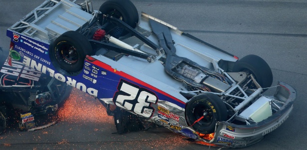 TOM PENNINGTON/AFP 19.out.2013 - Brasileiro Miguel Paludo sofre grave acidente na última etapa da etapa de Talladega da Nascar Truck Series
