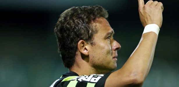 Atacante Keirrison foi o herói do Coritiba na vitória sobre o líder Cruzeiro, por 2 a 1