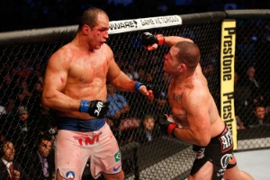 velasquez-prepara-golpe-para-cima-de-junior-cigano-na-vitoria-sobre-o-brasileiro-no-ufc-166-1382265078890_300x200.jpg