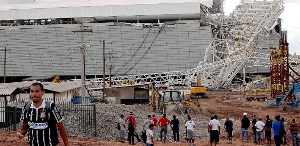 27.nov.2013 - Parte da arquibancada do estádio Itaquerão desaba em São Paulo