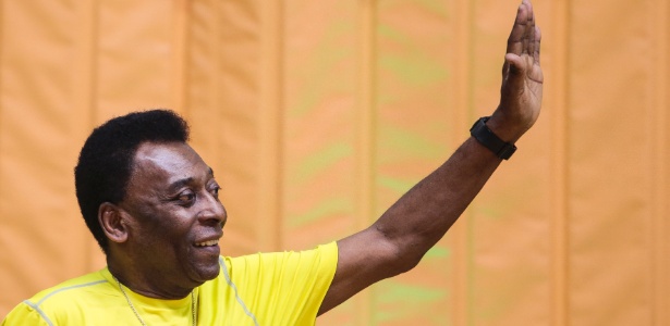 Pelé foi internado na semana passada com infecção urinária, controlada pelos médicos