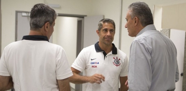 Sylvinho diz que curso é prioridade, mas não descarta treinar Corinthians