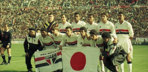 Atletas de São Paulo posam com a bandeira do Japão no duelo com o Milan no Mundial de 1993