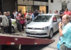 Renan Rodrigues/UOL Carro é rebocado na frente do prédio do STJD por estacionar em local irregular; cerca de 50 policais do Gepe e do 5º Batalhão da PM realizam a segurança no local - Renan Rodrigues/UOL