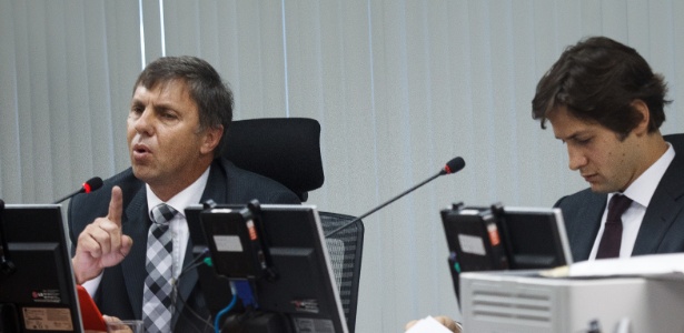Procurador-geral do STJD, Paulo Schmitt (e) deixou claro que a Portuguesa pode até ser excluída da Série B