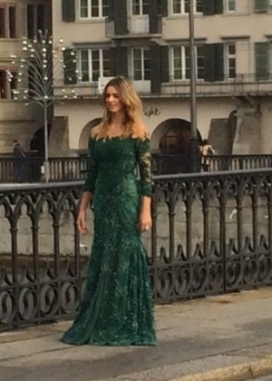 Fernanda Lima faz teste de vestido para a festa de entrega do prêmio Bola de Ouro da Fifa
