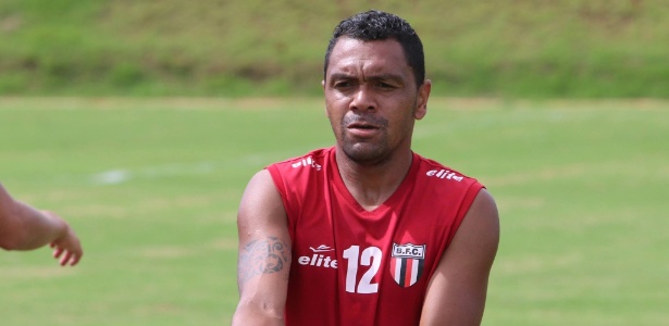 Atacante Leandro em treino do Botafogo-SP