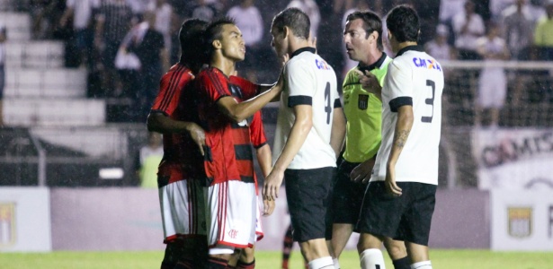 Jogadores de Flamengo e Corinthians discutem durante partida válida pelas oitavas de final da Copa SP
