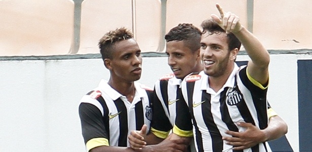 18.01.2014 - Serginho (d) comemora gol do Santos pela Copa São Paulo