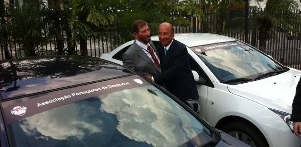 Presidente da Portuguesa recebe carro de presente da Federação Paulista de Futebol