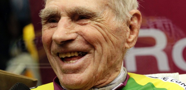 Robert Marchand abre sorriso após completar nova façanha em sua carreira como ciclista centenário