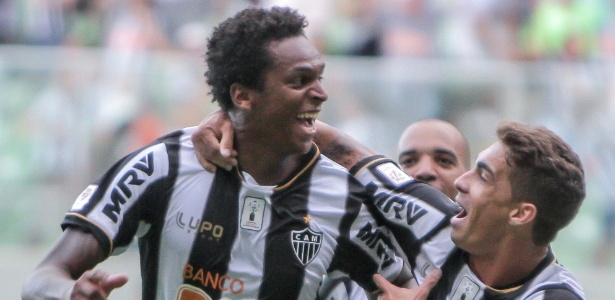 Jô marcou os dois gols da vitória suada sobre o Nacional, por 2 a 1, no Independência