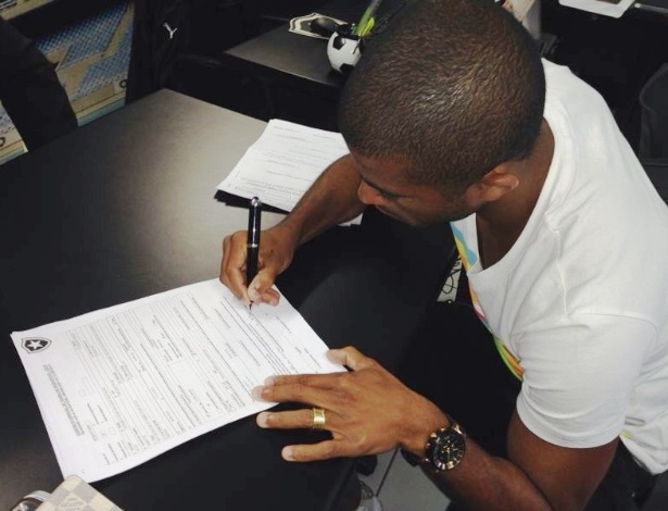 Divulgação O lateral esquerdo Junior Cesar é o novo reforço do Botafogo para a temporada 2014