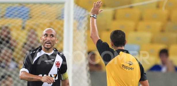 Volante Guiñazu reclama durante clássico entre Vasco e Botafogo, pelo Estadual de 2014