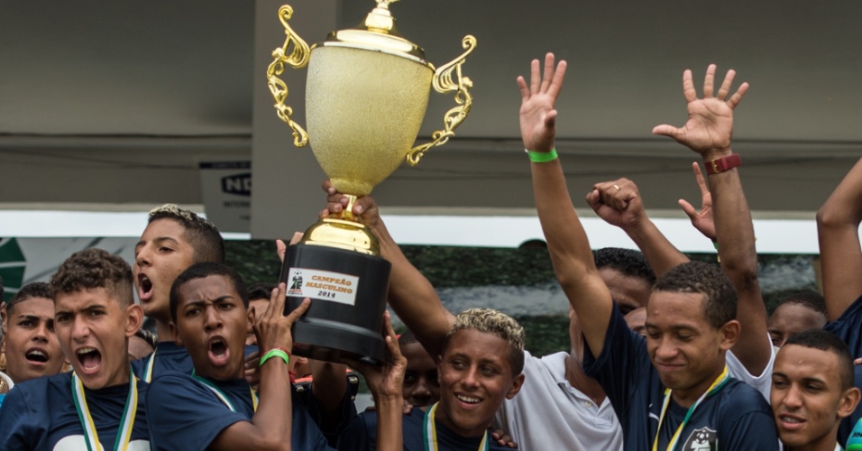  - 15fev2014---robson-alves-e-matheus-santiago-ambos-do-time-da-vila-kennedy-dividiram-a-artilharia-da-taca-das-favelas-com-5-gols-cada-1392517013299_956x500