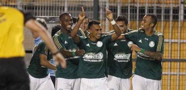 Lateral artilheiro, Juninho não quer saber de ser poupado no Palmeiras