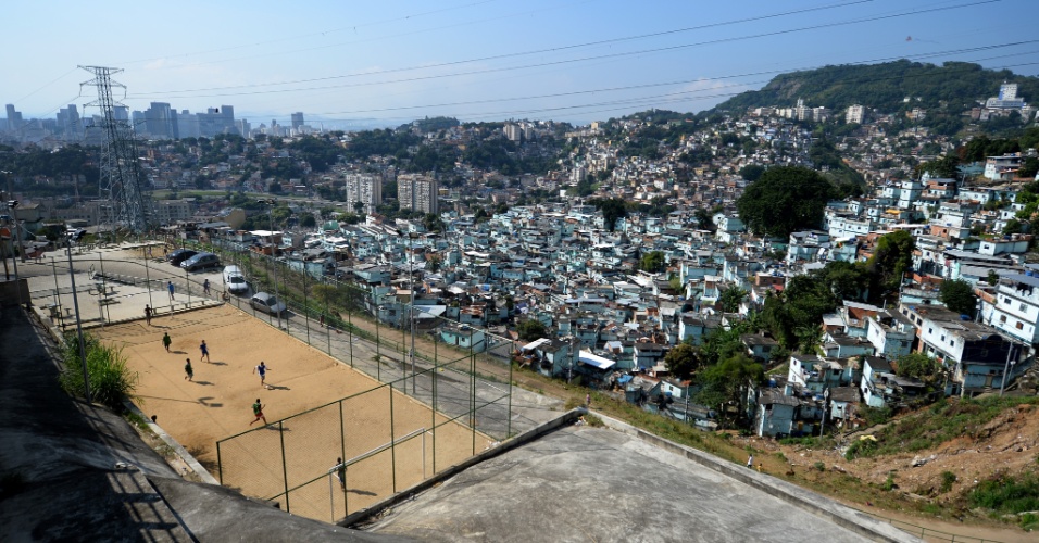 08062013-campo-de-futebol-em-favela-do-r