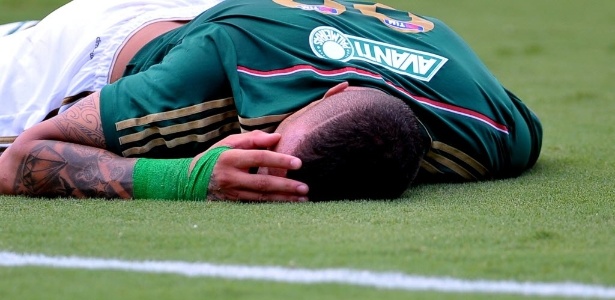 Volante do Palmeiras apaga em campo e dá susto em jogadores