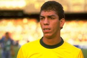 O ex-zagueiro Mozer volta ao Brasil para ser o novo gerente de futebol do Flamengo