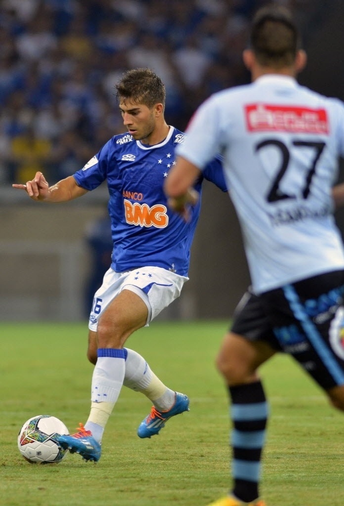9abr2014---lucas-silva-tenta-passe-para-