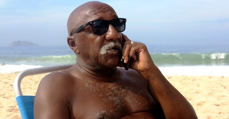 Paulo Cezar Caju conversa com amigos ao telefone durante entrevista na Praia do Leblon, no - paulo-cezar-caju-conversa-com-amigos-ao-telefone-durante-entrevista-na-praia-do-leblon-no-rio-de-janeiro-1397075979585_956x500