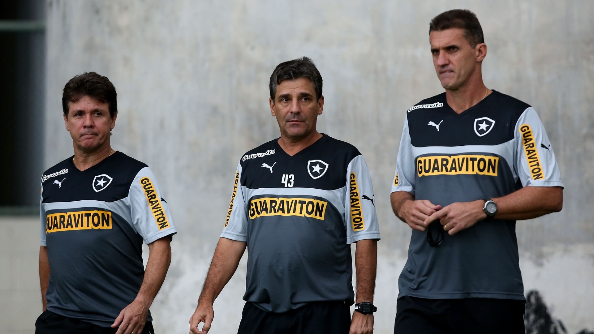 http://imguol.com/c/esporte/2014/04/16/tecnico-vagner-mancini-e-ao-laod-dos-auxiliares-eduardo-hungaro-c-e-mauricinho-d-em-treino-do-botafogo-1397692313061_1920x1080.jpg