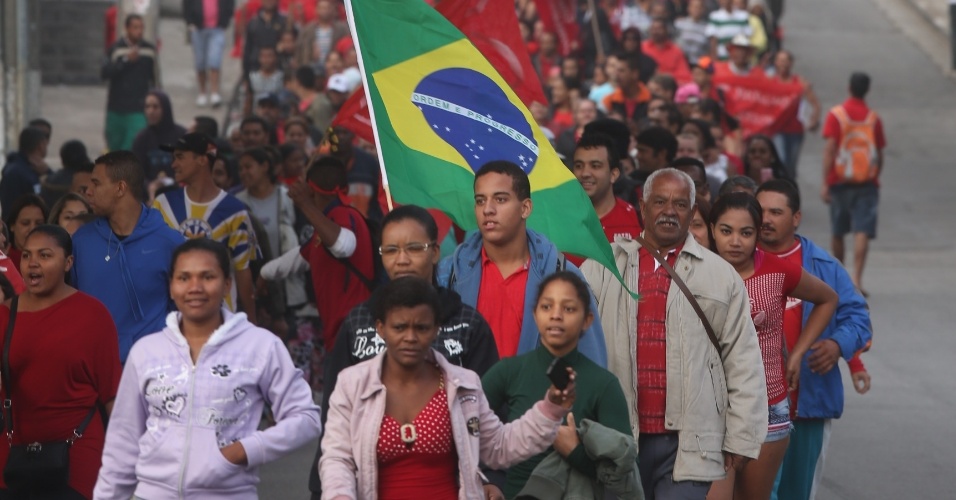  - 15mai2014---concentracao-da-manifestacao-do-movimento-dos-trabalhadores-sem-terra-mtst-na-ocupacao-copa-do-povo-na-regiao-de-itaquera-1400160771095_956x500