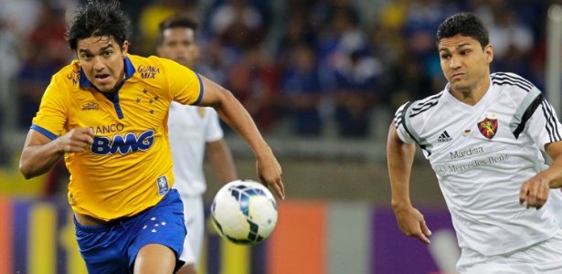 Marcelo Moreno (esq) marcou o segundo gol da vitória do Cruzeiro sobre o Sport no Mineirão