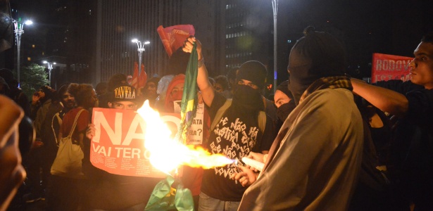 Manifestantes queimam álbum em protesto contra a Copa do Mundo