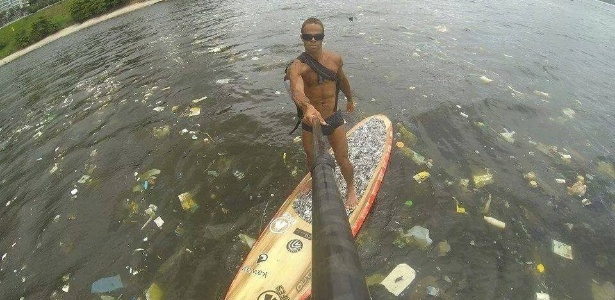 Bimba, atleta brasileiro da vela, expõe lixo na Baía de Guanabara 