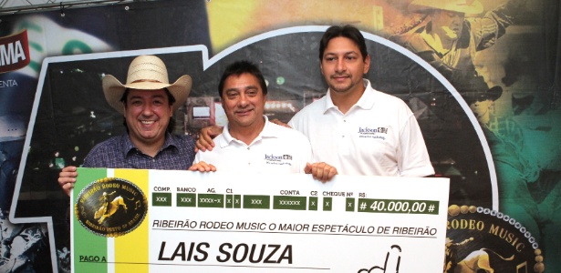 Pai de Lais Souza (ao centro) recebe cheque de doação de rodeio