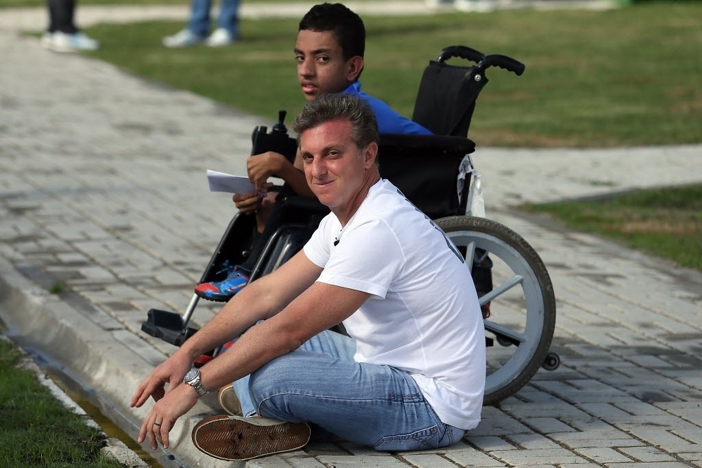  - luciano-huck-esteve-na-granja-acompanhado-de-uma-crianca-portadora-de-deficiencia-treino-da-selecao-foi-paralisado-para-que-o-apresentador-e-o-menino-se-aproximassem-dos-atletas-1401370437364_1024x682