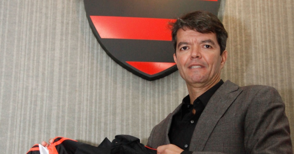  - 30mai2014---felipe-ximenes-e-apresentado-como-novo-diretor-executivo-de-futebol-do-flamengo-1401481767127_956x500