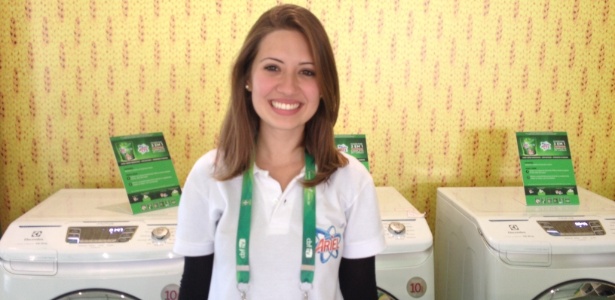 A modelo Bruna Nunez trabalha lavando roupa em um stand na Granja Comary