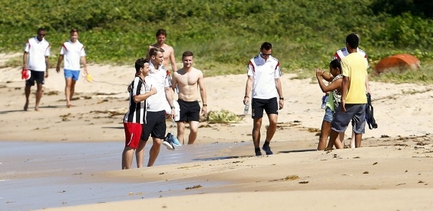 10jun2014---jogadores-da-alemanha-aproveitam-a-manha-desta-terca-feira-para-caminhar-tranquilamente-pela-praia-eles-foram-tietados-por-alguns-torcedores-que-estavam-no-local-1402419700539_615x300.jpg