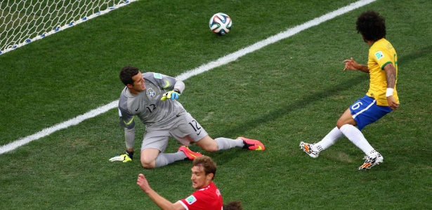Marcelo corta o cruzamento e marca para a Croácia, no primeiro gol da Copa