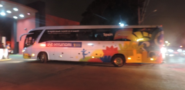 Ônibus da delegação espanhola encontrou apenas seis torcedores ao chegar no CT do Caju