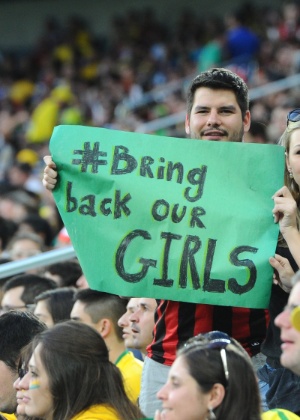 Torcedor leva cartaz com a frase "Bring back our girls", ou "Traga de volta nossas meninas", em referência às jovens sequestradas pelo grupo terrorista Boko Haram na Nigéria