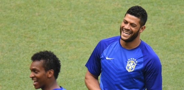 Mesmo fora do jogo contra o México, Hulk sobe ao gramado do Castelão no aquecimento da seleção brasileira