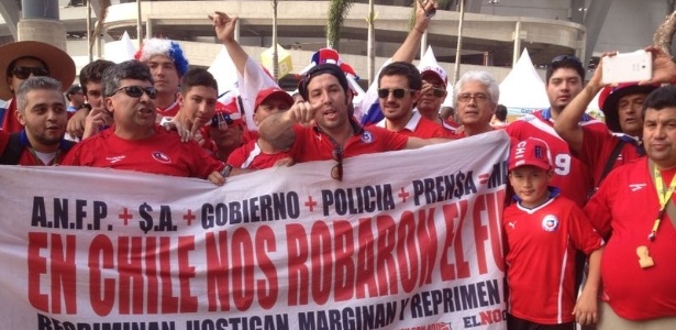 Torcedores chilenos levam ao Maracanã faixa de protesto contra os altos preços dos ingressos na Copa