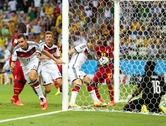 klose-da-alemanha-comemora-o-gol-de-empa