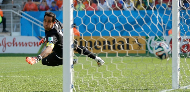 O chileno Bravo, que durante a Copa do Mundo foi anunciado como goleiro do Barcelona
